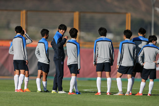 U-17 대표팀 최진철 감독(왼쪽 3번째)이 26일(한국시간) 팀 훈련 도중 선수들과 이야기를 나누고 있다. 최 감독은 29일로 예정된 2015 FIFA U-17 칠레월드컵 벨기에와의 16강전에 자신감을 드러내며 경기 준비에 집중하고 있다. 사진제공｜대한축구협회