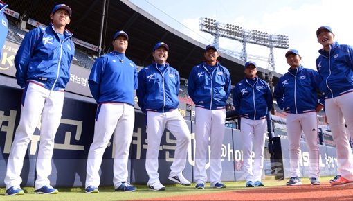 프리미어 12에 출전할 야구대표팀의 첫 훈련이 실시된 27일 잠실구장에서 투수들이 한데 모여 이야기를 나누고 있다. 잠실|김진환 기자 kwangshin00@donga.com