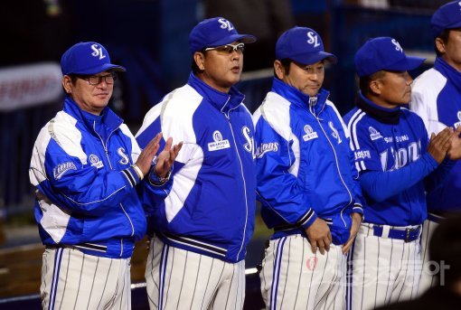 31일 서울 잠실야구장에서 ‘2015 타이어뱅크 KBO 리그’ 한국시리즈 5차전 삼성라이온스와 두산베어스 경기가 열렸다. 준우승을 차지한 삼성 류중일 감독이 박수를 쳐주고 있다. 잠실 | 김종원기자 won@donga.com