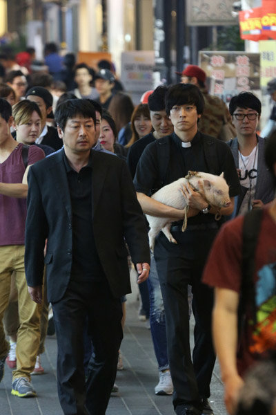 김윤석-강동원 주연의 영화 ‘검은 사제들’의 한 장면. 사진제공|영화사 집