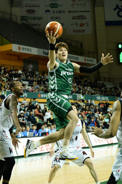 동부 윤호영이 4일 원주종합체육관에서 벌어진 kt와의 홈경기 도중 레이업슛을 시도하고 있다. 동부는 윤호영-김주성-로드 벤슨으로 구성된 팀의 강점인 높이를 앞세워 4연승을 내달렸다. 사진제공｜KBL