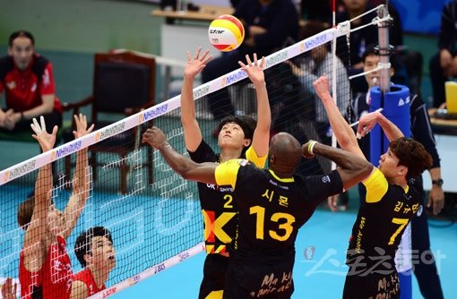 OK저축은행 시몬이 8일 수원체육관에서 열린 한국전력과의 원정경기 도중 세터 곽명우(2번)의 토스에 시간차 공격을 시도하기 위해 뛰어 오르고 있다. 수원|김민성 기자 marineboy@donga.com