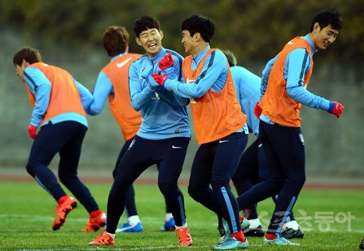 손흥민·김진수, 화기애애한 분위기 속 훈련 축구대표팀 손흥민(앞줄 왼쪽)과 김진수(앞중 가운데)가 10일 수원월드컵경기장 보조구장에서 진행된 훈련 도중 즐거운 표정으로 몸을 부딪치고 있다. 앞줄 오른쪽은 지동원. 수원|김민성 기자 marineboy@donga.com