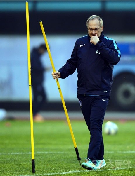 슈틸리케 감독이 이끄는 한국축구대표팀이 10일 수원 월드컵 보조경기장에서 ‘2018 러시아월드컵’ 미얀마와의 아시아지역 2차 예선경기를 앞두고 훈련을 가졌다. 축구대표팀 슈틸리케 감독이 선수들의 훈련을 준비하고 있다. 수원|김민성 기자 marineboy@donga.com