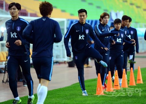 공격수 석현준(왼쪽 3번째)을 비롯한 태극전사들이 미얀마와의 2018러시아월드컵 아시아 2차 예선 G조 5차전을 하루 앞둔 11일 수원월드컵경기장에서 가볍게 몸을 풀고 있다. 최상의 분위기를 보이고 있는 축구대표팀은 11월 A매치 2연전을 전승으로 마쳐 ‘유종의 미’를 거두겠다는 각오다.수원｜김민성 기자 marineboy@donga.com