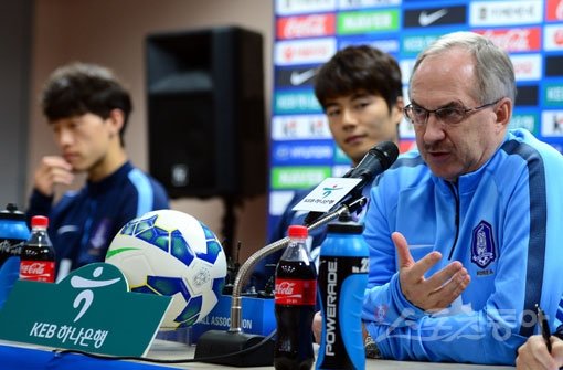 축구국가대표팀 울리 슈틸리케 감독이 미얀마와의 2018러시아월드컵 아시아 2차 예선 G조 5차전을 하루 앞둔 11일 수원월드컵경기장에서 열린 공식 기자회견 도중 경기 운영 구상을 밝히고 있다.수원｜김민성 기자 marineboy@donga.com