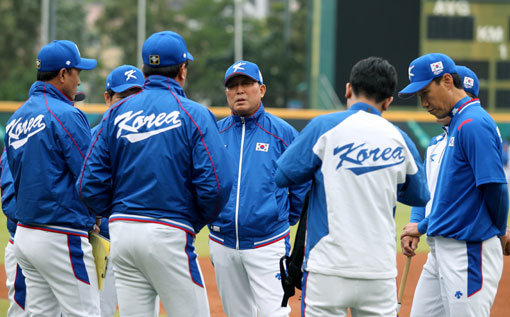 대표팀 김인식 감독(가운데 정면 모습)이 10일 대만 타이베이 티엔무구장에서 진행된 ‘2015 프리미어 12’ 공식훈련을 앞두고 코칭스태프와 이야기를 나누고 있다. 김 감독은 남은 예선전을 앞두고 전력노출을 우려해 보안유지를 철저히 하고 있다. 사진제공|스포츠코리아