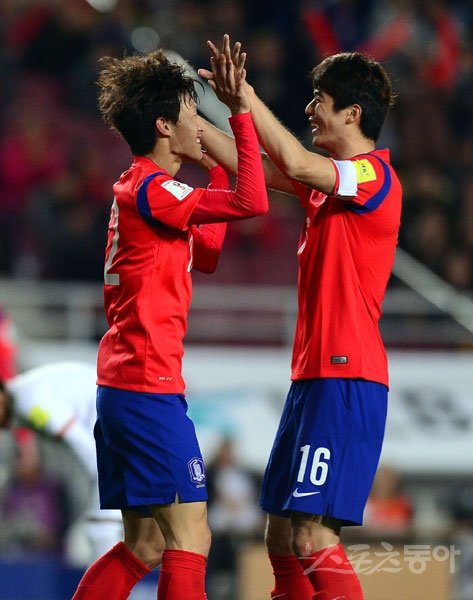 축구국가대표팀 이재성(왼쪽)이 12일 수원월드컵경기장에서 열린 2018러시아월드컵 아시아 2차 예선 G조 5차전 미얀마와의 홈경기에서 전반 18분 선제 결승골을 넣은 뒤 패스를 넣어준 기성용과 함께 기뻐하고 있다. 한국은 미얀마를 완파하고 5전승으로 사실상 최종예선 진출을 확정했다. 수원｜김종원 기자 won@donga.com