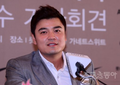 15일 인천공항을 통해 입국한 추신수(텍사스)가 서울 소공동 롯데호텔에서 공식 기자회견을 가졌다. 추신수가 취재진의 질문에 대답하고 있다. 김종원기자 won@donga.com