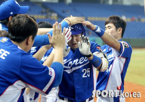 양의지(25번)가 16일 대만 타이중 인터콘티넨탈구장에서 열린 ‘2015 WBSC 프리미어 12’ 쿠바와의 8강전에서 5-2로 앞선 8회초 1사 후 좌월솔로홈런을 날린 뒤 덕아웃에서 동료들의 열렬한 환영을 받고 있다. 사진제공｜스포츠코리아