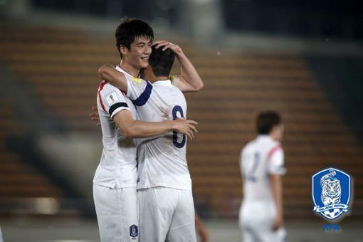 ‘이보다 더 완벽할 순 없다!’ 울리 슈틸리케 감독이 이끄는 축구국가대표팀이 17일 비엔티안에서 열린 2018러시아월드컵 아시아 2차 예선 G조 6차전 라오스와의 원정경기에서 5-0의 대승을 거두고 2015년을 16승3무1패로 마무리했다. 그 중심에는 주장 기성용이 있었다. 기성용(왼쪽)이 전반 3분 페널티킥 선제골에 이어 전반 33분 2-0으로 달아나는 추가골을 터트린 뒤 박주호와 포옹하며 기뻐하고 있다. 사진제공｜대한축구협회