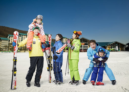 할아버지부터 손자까지 ‘3대가 함께 즐기는 스키장’을 올해의 모토로 내세운 곤지암 리조트. 여가를 즐길 줄 알고 레저활동에 관심이 많은 ‘액티브 시니어’들을 스키장으로 이끄는 스키리조트들의 마케팅이 활발하다. 사진제공|서브원 곤지암 리조트