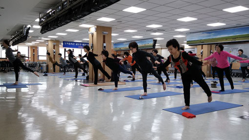 한국마사회가 운영하는 장외발매소가 지역에서 인기 있는 복합문화공간으로 자리를 잡았다. 올해로 2년을 맞이한 렛츠런CCC(문화공감센터)는 전국 30곳에서 한 해 연인원 5만8000명이 이용하는 명소로 부상했다. 특히 요가강좌는 중년여성들에게 인기를 끌고 있다. 사진제공｜한국마사회