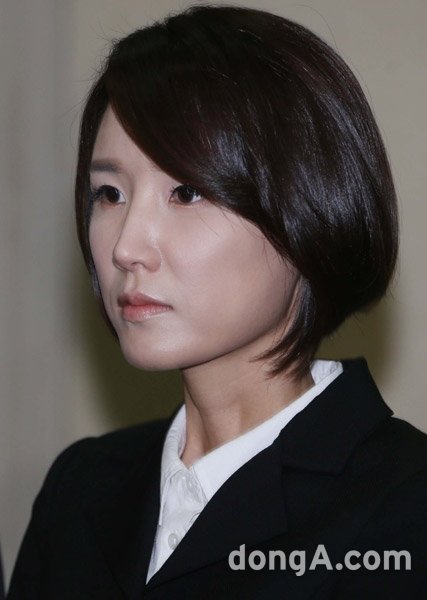 故 신해철의 부인 윤원희 씨가 23일 오전 서울 영등포구 국회의사당 의정종합지원센터에서 신해철법 심사 촉구를 위한 청원서를 체줄한 뒤 입장을 밝히고 있다. 동아닷컴 국경원 기자 oneut@donga.com