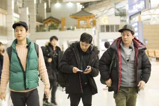 오로라를 보기 위해 아이슬란드로 배낭여행을 떠난 ‘절친 3인방’인 정우-조정석-정상훈(왼쪽부터). 사진제공|CJ E&M