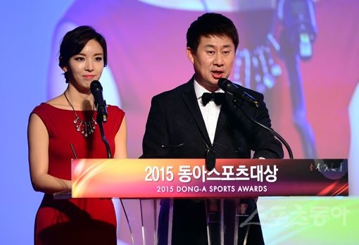 1일 2015 동아스포츠대상 시상식을 진행한 방송인 남희석(오른쪽)과 최서영 채널A 아나운서. 5년째 함께 호흡을 맞추고 있다. 김진환 기자 kwangshin00@donga.com