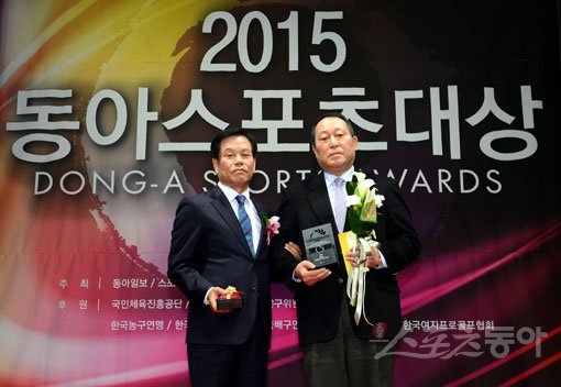 특별상 김인식 감독 ‘2015 동아스포츠대상’ 시상식에서 특별상을 수상한 김인식 야구국가대표팀 감독(오른쪽)이 송대근 스포츠동아 사장과 함께 기념촬영을 하고 있다. 김민성 기자 marineboy@donga.com