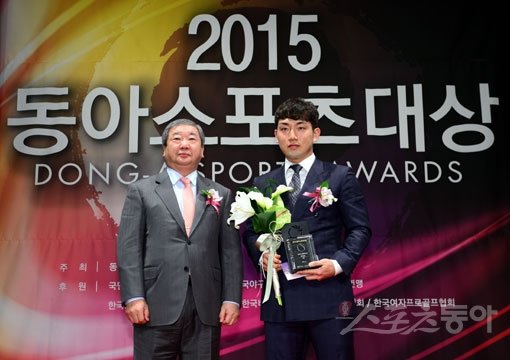 프로야구 올해의 선수 박병호(서건창 대리수상) 프로야구 ‘올해의 선수’로 선정됐으나 미네소타와의 협상을 위해 출국한 박병호(넥센)를 대신해 지난해 수상자이자 팀 후배인 서건창(오른쪽)이 대리수상을 한 뒤 구본능 KBO 총재와 기념촬영을 하고 있다. 김진환 기자 kwangshin00@donga.com