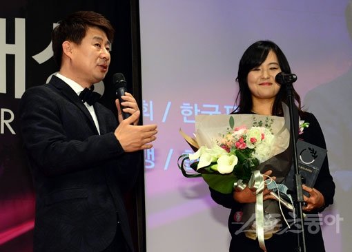 2015년 KLPGA 최강자로 우뚝 선 전인지(오른쪽)가 1일 포시즌스호텔서울에서 열린 ‘2015 동아스포츠대상’ 시상식에서 여자프로골프 ‘올해의 선수’를 수상했다. 전인지는 새로 산 하이힐과 원피스를 차려입고 시상식에 참석했다. 전인지가 사회자 남희석의 질문에 답하고 있다. 김진환 기자 kwangshin00@donga.com