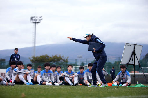 올림픽축구대표팀 신태용 감독이 제주도 서귀포에서 진행 중인 전지훈련 도중 선수들에게 전술을 설명하고 있다. 신 감독은 수비 강화를 위해 독일 분데스리가 명문 바이에른 뮌헨의 경기 영상을 참고할 계획이다. 사진제공｜대한축구협회