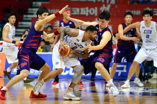KCC 안드레 에밋(가운데)이 9일 고양체육관에서 열린 오리온과의 원정경기 도중 이승현(오른쪽)과 장재석의 집중 수비를 받고 있다. 매 경기 에밋의 ‘원맨쇼’가 펼쳐지고 있지만, 그의 개인플레이 비중이 높아질수록 KCC 국내선수들의 역할은 축소될 수밖에 없다. 스포츠동아DB