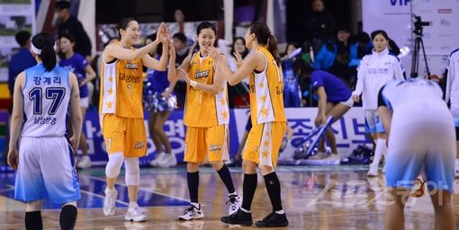 KB스타즈 강아정, 홍아란, 김보미(왼쪽 2번째부터)가 20일 용인체육관에서 열린 삼성생명과의 원정경기에서 2차 연장 접전 끝에 승리한 뒤 하이파이브를 나누며 환하게 웃고 있다. 용인｜김진환 기자 kwangshin00@donga.com