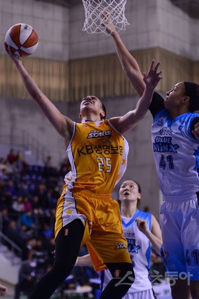 20일 용인실내체육관에서 ‘KDB생명 2015-2016 여자프로농구’ 용인 삼성생명과 청주 KB스타즈의 경기가 열렸다. KB스타즈 햄비가 삼성생명 스톡스의 블로킹을 피해 레이업슛을 하고 있다. 용인｜김진환 기자 kwangshin00@donga.com