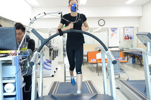 ‘철인 3종 경기’로 불리는 트라이애슬론에서도 희망을 바라본다. 2014인천아시안게임 혼성 단체전 은메달을 목에 건 정혜림(사진)은 어린 나이에도 불구하고 각종 메이저 국제대회에서 꾸준히 좋은 성적을 내면서 2016리우데자네이루올림픽을 향한 기대감을 높이고 있다. 사진제공|한국스포츠개발원(KISS)