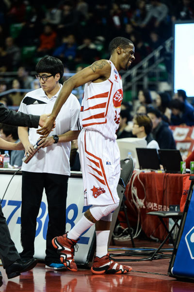 오리온 애런 헤인즈는 지난달 15일 무릎 부상 이후 40일 만인 이달 25일 잠실 SK전을 통해 복귀했다. 그러나 1쿼터 왼쪽 발 부상으로 다시 전열을 이탈했다. 이날 경기 도중 헤인즈가 부상으로 교체된 뒤 코트 밖에서 안타까운 표정을 짓고 있다.  사진제공｜KBL