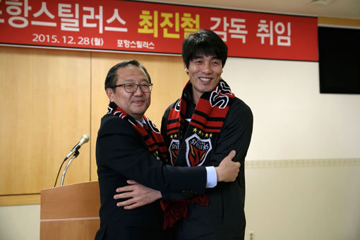 2015시즌 후 새롭게 포항 지휘봉을 잡은 최진철 감독(오른쪽)이 28일 포항 송라 클럽하우스에서 열린 취임식에서 환하게 웃고 있다. 왼쪽은 신영권 포항 사장. 사진제공|포항 스틸러스