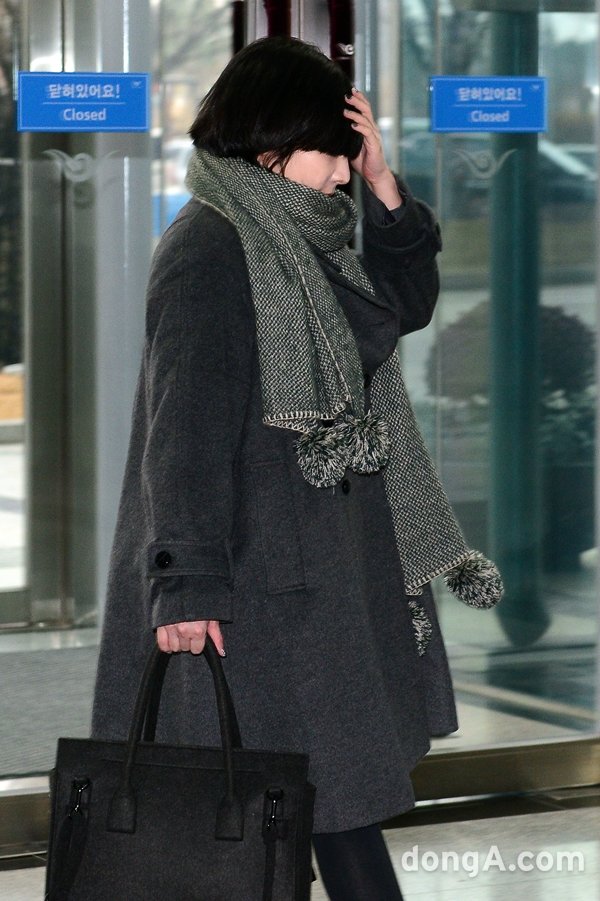 에이미 '고개 숙인채 출국'