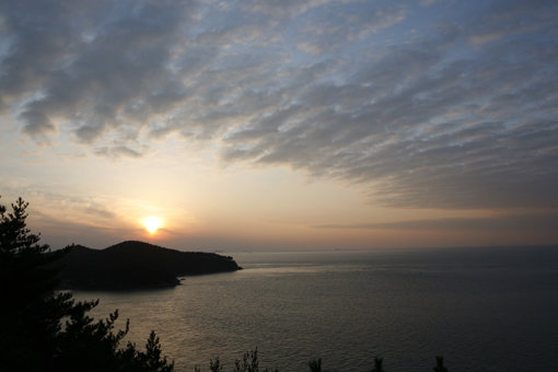 충남 태안의 당봉전망대에서 본 바다. 국내 저녁노을을 감상할 수 있는 최고의 명소로 꼽힌다. 내일의 해는 뜨지만, 오늘의 해는 오늘만 볼 수 있다. 해돋이도 좋고 해넘이도 좋다. 새해 가족과 함께 새 출발을 하는 신년여행을 떠나보자. 사진제공｜한국관광공사