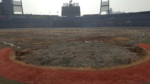 창원시가 마산구장을 천연잔디구장으로 바꾸는 공사를 진행하고 있다. 안상수 창원시장이 지난해 포스트시즌 도중 인조잔디를 천연잔디로 교체해주겠다고 한 약속을 잊지 않고 시즌 종료 후 공사에 착수토록 했다. 사진제공|NC 다이노스