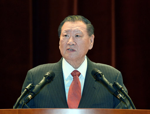 정몽구 현대자동차그룹 회장이 4일 서울 양재동 사옥에서 열린 시무식에서 올해 목표 등을 담은 신년사를 낭독하고 있다. 사진제공|현대자동차그룹