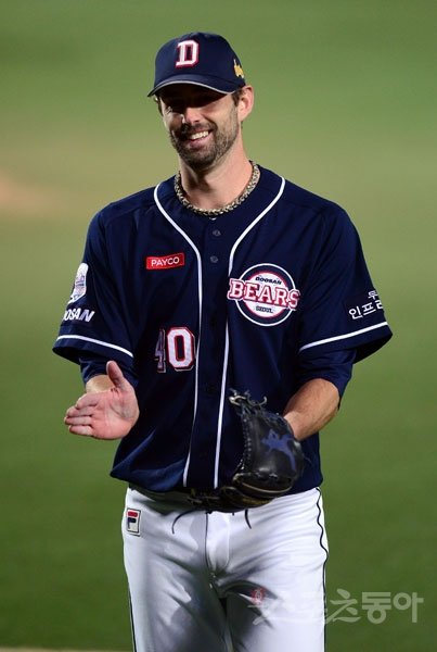 두산 외국인투수 더스틴 니퍼트가 올 시즌에도 ‘베어스 맨’으로 뛴다. 두산은 6일 니퍼트와 지난해 연봉 150만달러에서 30만달러가 줄어든 120만달러에 재계약했다고 밝혔다. 스포츠동아DB