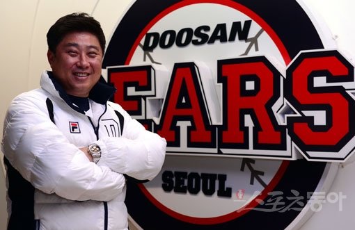 두산 김태형 감독은 지난해 취임 첫 해 팀을 우승으로 이끄는 성과를 냈다. 올 시즌 김 감독의 가장 큰 적은 다른 팀이 아니라, 지난해 두산의 성공이다. 스포츠동아와 인터뷰하기에 앞서 김 감독이 잠실구장 내 구단 로고 앞에서 활짝 웃고 있다. 잠실|김진환 기자 kwangshin00@donga.com