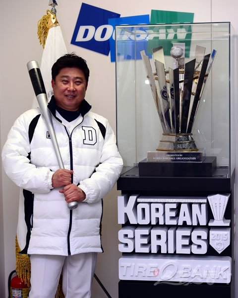 두산 김태형 감독은 디펜딩 챔피언으로 임하는 2016시즌을 앞두고 “두산 베어스의 장래를 위해서 ‘바뀌지 않는 팀 문화’를 만들고 싶다”고 밝혔다. 김 감독이 지난해 한국시리즈 우승 트로피 앞에서 포즈를 취하고 있다.잠실|김진환 기자 kwangshin00@donga.com