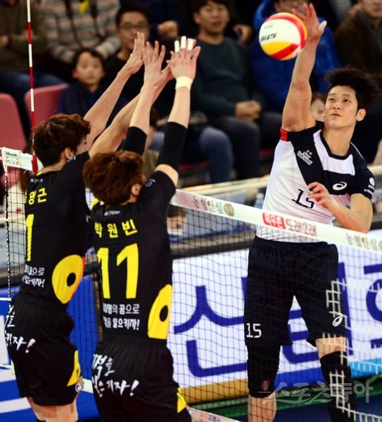 강타가 지배하던 V리그에서 연타의 중요성이 점점 커지고 있다. 현대캐피탈 문성민(오른쪽)이 5일 천안 유관순체육관에서 열린 OK저축은행과의 홈경기 도중 상대 블로킹을 피해 연타를 시도하고 있다. 스포츠동아DB