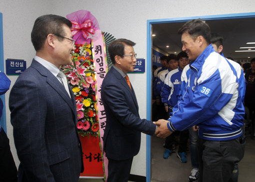삼성 김인 전 사장(가운데)이 11일 경산볼파크에서 열린 2016년 구단 시무식 도중 ‘국민타자’ 이승엽(오른쪽)과 악수하고 있다. 김 전 사장은 삼성 선수단에 이승엽을 본받아 자기관리에 철저할 것을 당부했다. 사진제공|스포츠코리아