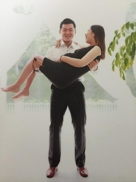 생애 첫 특선급으로 특별승급한 권혁진이 첫 아이를 임신해 만삭이 된 아내 정은혜 씨를 안고 행복해하고 있다. 딸 나언이는 벌써 15개월이 돼 가족의 재롱둥이로 자라고 있다. 사진제공｜권혁진