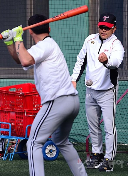 LG 양상문 감독이 2016시즌 주전 유격수는 오지환이라고 못 박았다. 오지환이 성실함과 책임감에서 후한 점수를 받았기 때문이다. 양 감독(오른쪽)이 지난 시즌 도중 직접 오지환의 타격훈련을 돕고 있다. 스포츠동아DB