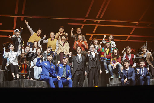 무대 위 배우들이 노래와 연기를 하는 동안 어둡고 침침한 피트 안에서 반주를 하는 오케스트라 단원들의 애환을 유쾌하게 그린 뮤지컬 오케피 출연배우들이 한 자리에 모여 파이팅을 외치고 있다. 사진제공|샘컴퍼니