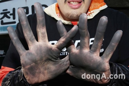 시커먼.. 아름다운 손