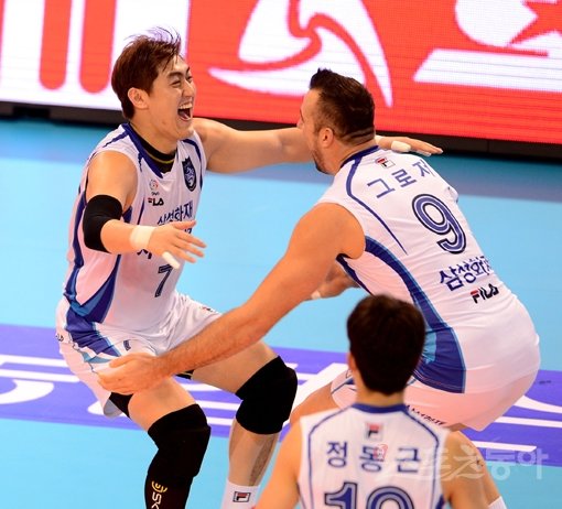 배구는 서로의 신뢰를 바탕으로 하는 경기다. 세터는 공격수를, 공격수는 세터를 믿어야 득점확률이 높아진다. 삼성화재 유광우(왼쪽)와 외국인선수 그로저는 13일 대전 충무체육관에서 열린 우리카드와의 홈경기에서 이를 입증했다. 스포츠동아DB