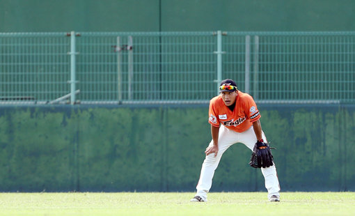 한화 김원석은 2012년 신인드래프트 당시 투수로 기대를 모았으나 꽃피우지 못하고 야수로 전향했다. 방출과 입대, 그리고 독립구단 연천 미라클을 거쳐 한화 재입단에 성공하는 우여곡절을 겪었다. 지난해 11월 일본 오키
나와 마무리캠프 당시 수비훈련 중인 김원석의 모습. 사진제공|한화 이글스