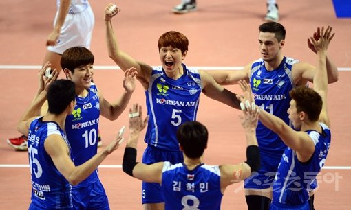 대한항공이 19일 장충체육관에서 벌어진 우리카드와의 5라운드 원정경기에서 세트스코어 3-0으로 이겨 선두 자리를 탈환했다. 대한항공 선수들이 득점에 성공한 뒤 기쁨을 나누고 있다. 장충｜김진환 기자 kwangshin00@donga.com