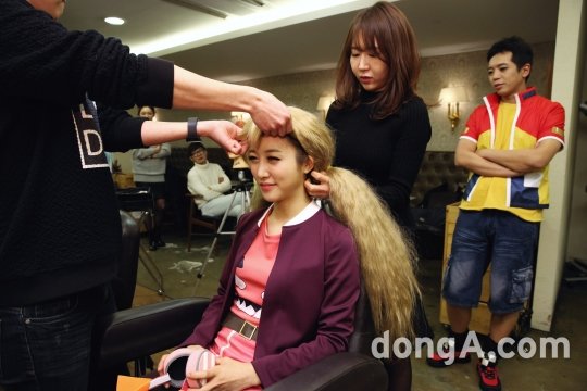 가발하나 쓰는 것도 쉽지 않은 일이었다.