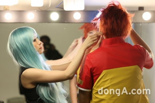 “머리 좀 만져 드릴게요”