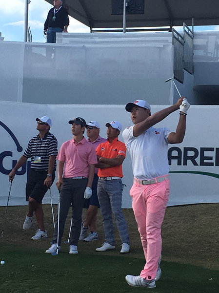 소니오픈에서 돌풍을 일으키며 남자골프의 차세대 에이스로 주목받은 김시우(맨 오른쪽)가 20일(한국시간) 미국 캘리포니아 주 라퀸타의 PGA웨스트골프장에서 동료들과 함께 연습라운드를 하면서 이틀 뒤 펼쳐질 PGA투어 커리어빌더챌린지를 준비했다. 사진제공|김시우