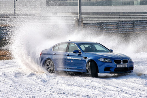 BMW코리아가 눈이 쌓인 도로에서 지능형 4륜구동 시스템 xDrive기술의 성능을 직접 경험할 수 있는 프로그램 ‘스노우 베이직’을 영종도 드라이빙센터에서 운영한다. 사진제공｜BMW코리아